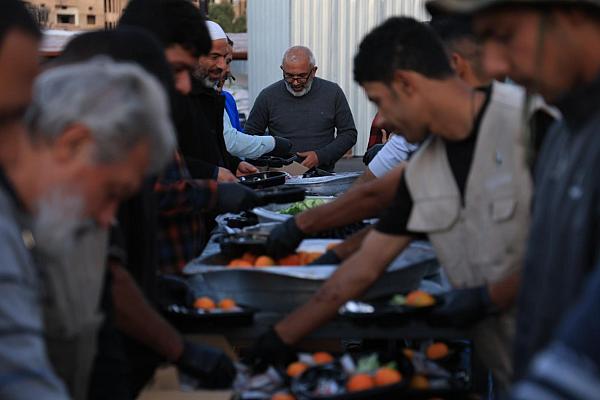العتبة العباسية تشرع لتقديم وجبات الطعام الى النازحين السوريين