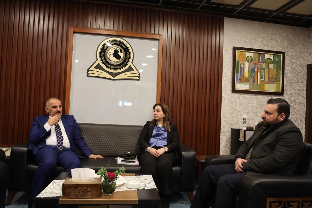 مدير عام معهد التطوير النيابي يلتقي وفد مجموعة المتدربين المحترفين في مجالي الاتصالات والعالم الرقمي....