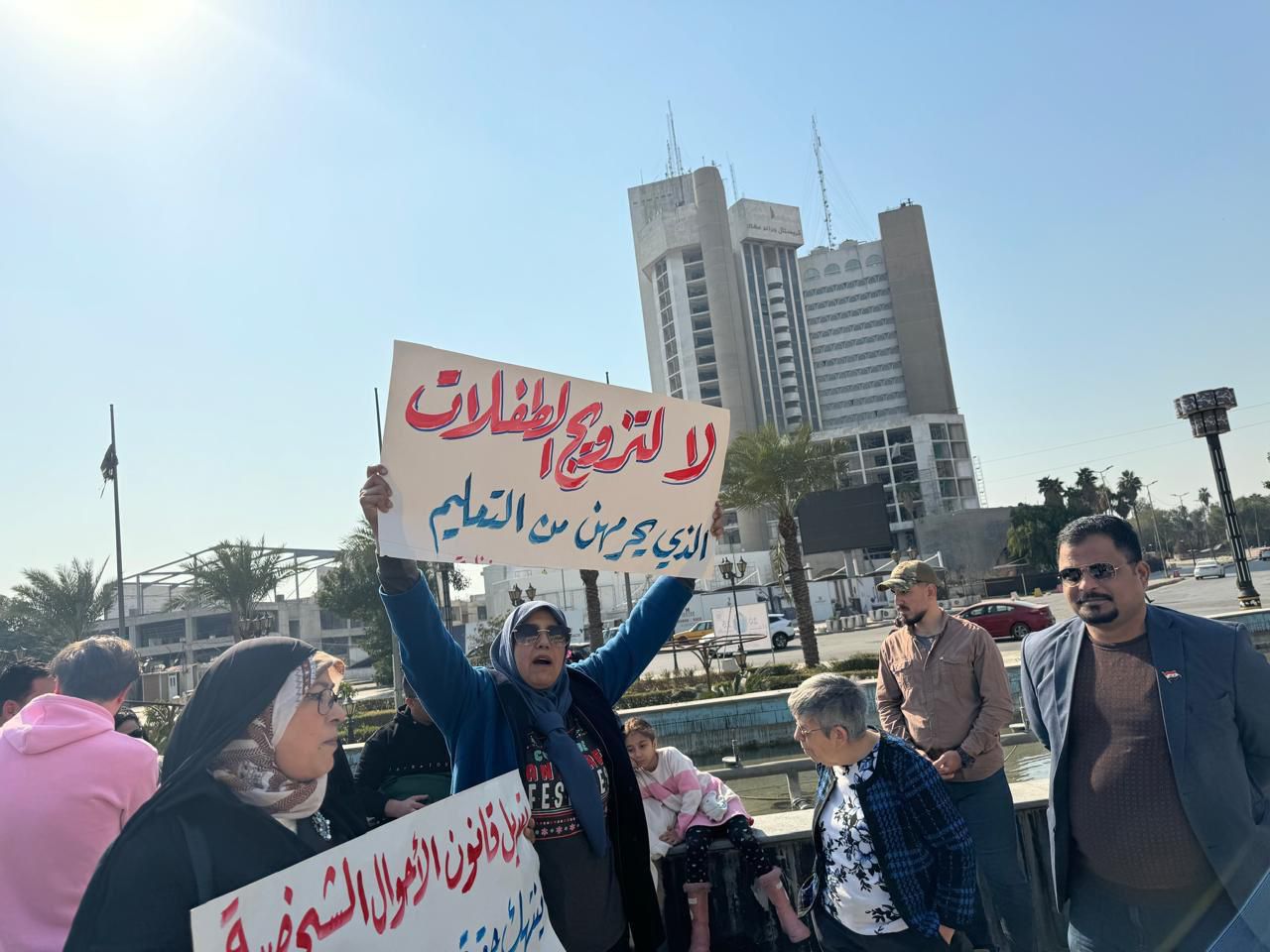 حزب الوفاق يرفض تمرير القوانين بسلة واحدة ويشارك الاحتجاجات الرافضة لقانون الاحوال المدنية...