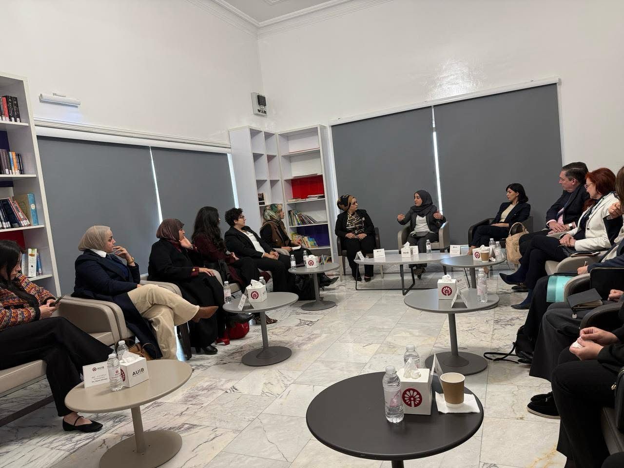 مستشارة رئيس الوزراء سارة علاوي تحضر ندوة الطاولة المستديرة للمراة والابتكار...