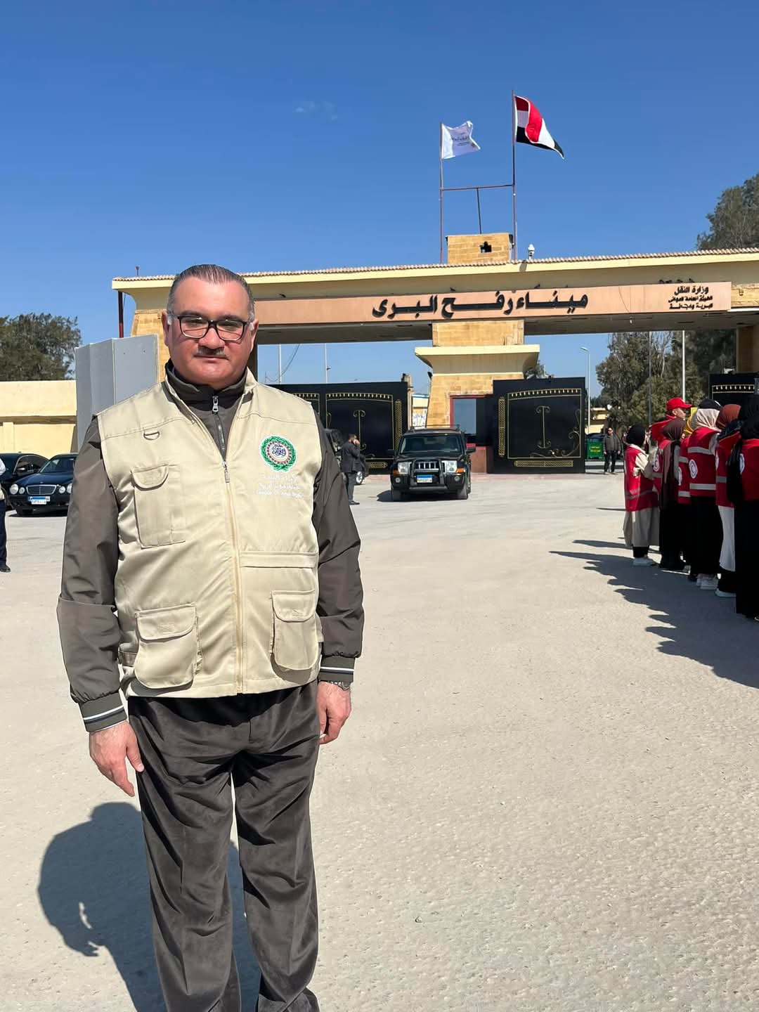 الوزير العراقي المفوض بجامعة الدول العربية د.حيدر الجبوري يزور معبر رفح لتفقد قوافل المساعدات وارسالها الى للفلسطينيين...