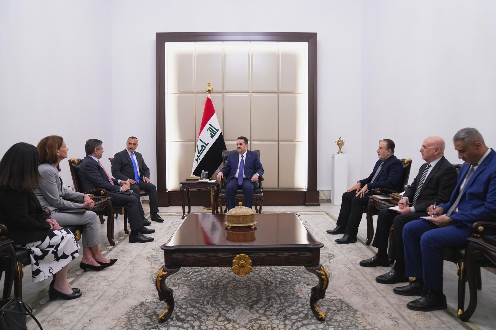 السفير الامريكي  يبدأ مهامه بلقاء السوداني وتركيز على الاقتصاد والاستثمار