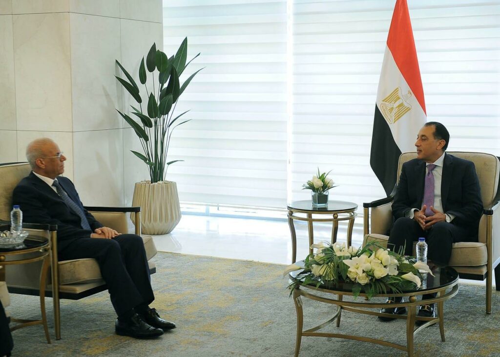 رئيس الوزراء المصري يستقبل السفير العراقي في القاهرة ويهنئ بغداد بنجاح القمة العربية.....
