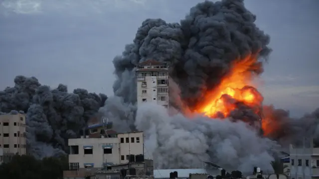 مصادر طبية فلسطينية استشهاد ثماني وثلاثين فلسطينيا في غارات صهيونية في قطاع غزة...
