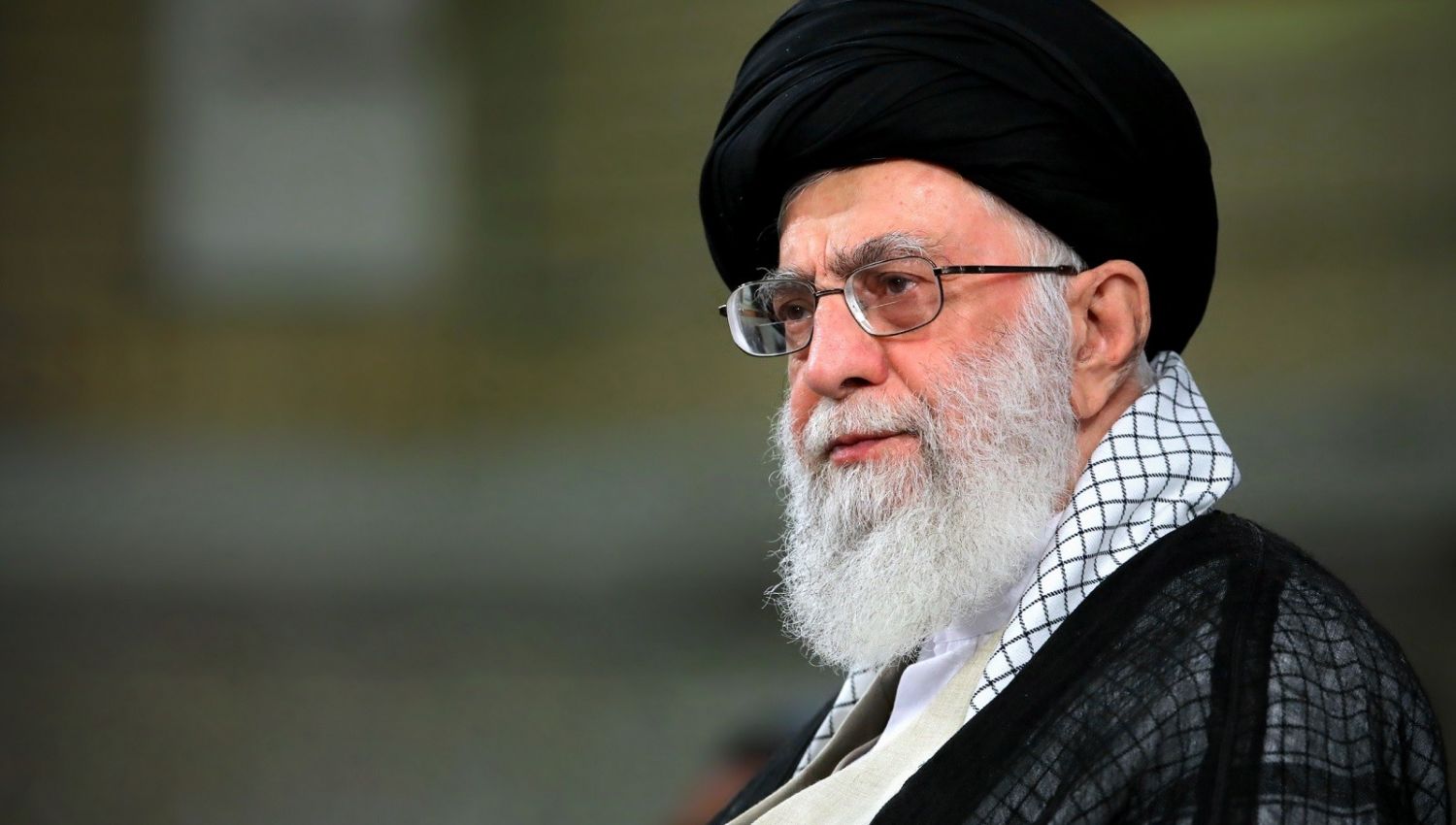 السيد الخامنئي :  الشعب الإيراني قادر على مواجهة التحديات وبزشكيان  : لن نرضخ