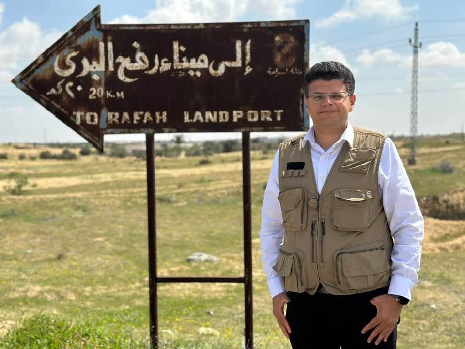 الاعلامي والمراسل الصحفي المصري  أحمد سعد الدين ؛ يوثق ما  دمره العدوان الإسرائيلي  لعشرات المستشفيات الفلسطينية   .