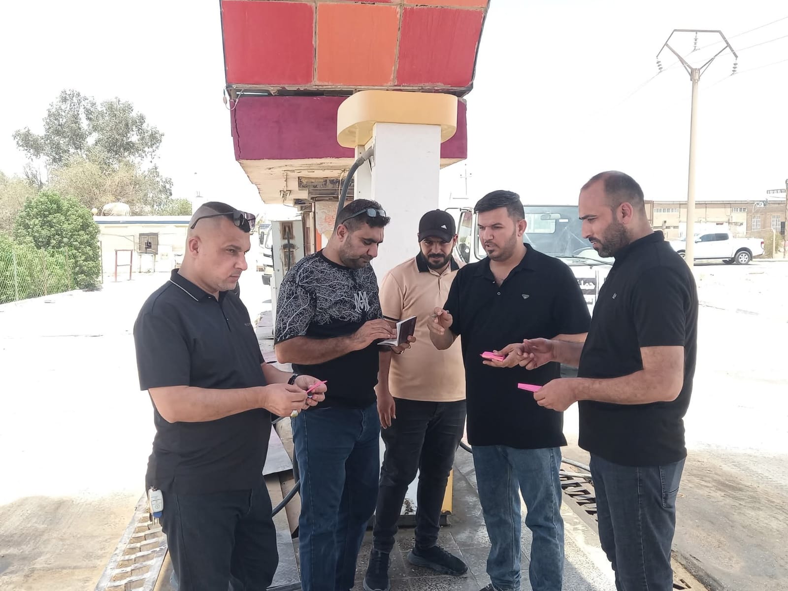 نائب محافظ النجف يشرف على تزويد  سيارات نقل الزائرين بالمجان و تزودهم بالوقود مجاناً