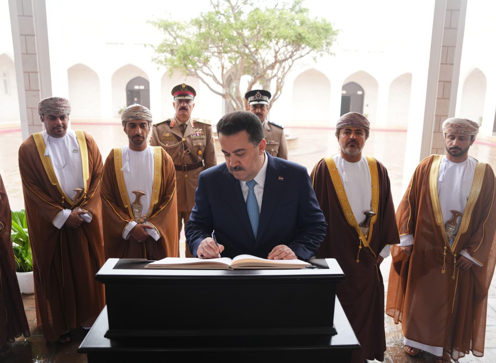 رئيس مجلس الوزراء السيد محمد شياع السوداني يجري زيارة إلى متحف أرض اللبان في مدينة صلالة العُمانجية