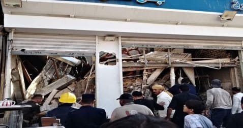 إنقاذ أحد عمال المطعم الذي أنهار في النجف و البحث جار عن آخرين تحت الإنقاض..