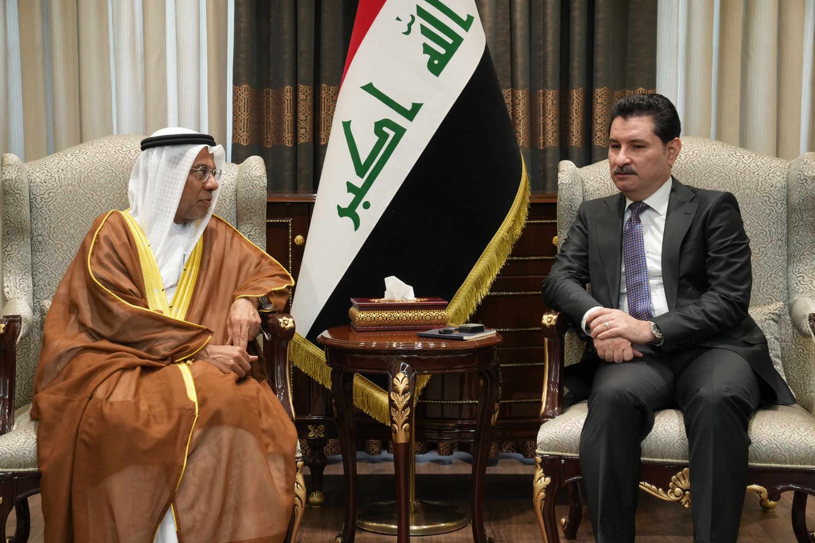 نائب رئيس مجلس النواب د.شاخوان عبدالله يبحث مع السفير الإماراتي تعزيز التعاون وتوحيد الرؤى وتنسيق المواقف تجاه التحديات الأمنية والإقتصادية في المنطقة وأهمها قضية غزة