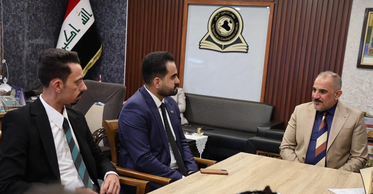 مدير عام معهد التطوير النيابي يبحث التعاون المشترك مع فريق المحامي القائد