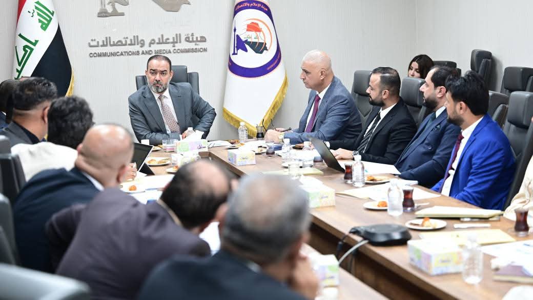 رئيس هيأة الإعلام والاتصالات يعقد اجتماعاً موسعاً مع مدراء الفروع في المحافظات ويؤكد الاستمرار بتوحيد الإجراءات وتعزيز الكفاءة الميدانية