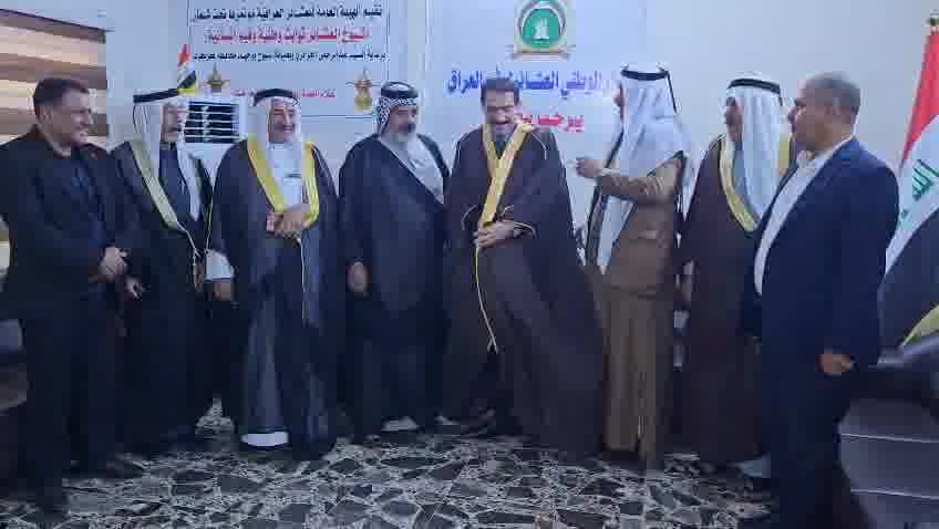 شيوخ ووجهاء عشائر الفرات الأوسط  يكرّمون عبد الرحمن الجزائري بعباءة الجنوب تقديراً لدوره الإعلامي والسياسي