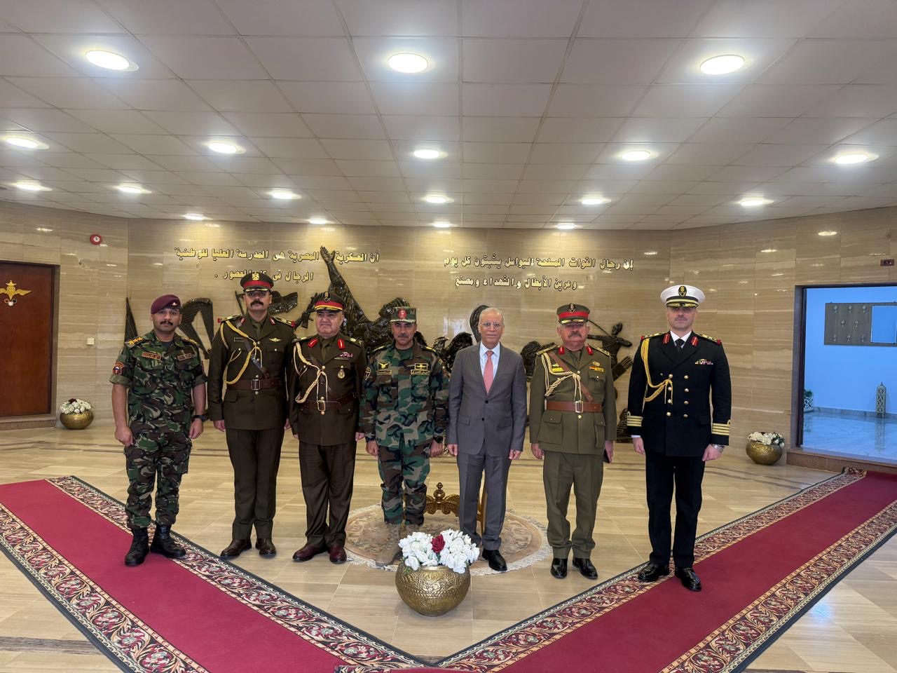 سفير جمهوريّةِ العراق في القاهرة يُشاركُ القوّاتِ المظلّيّةَ العراقيّةَ احتفالاتِ الذكرى الـ105 لعيدِ الجيش