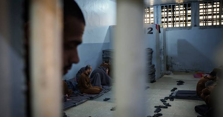 نقل 4,500 سجين داعش من سوريا إلى العراق وإجراءات أمنية مشددة وإحالة للتحقيقات القضائية.