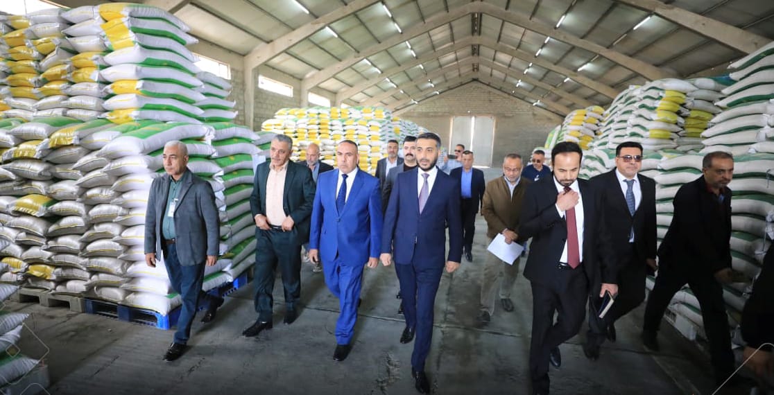 گناوي : يزورُ فرع شركةَ الموادِّ الغذائيّةِ و يؤكِّدُ أنَّ تأمينَ مفرداتِ البطاقةِ التموينيّةِ