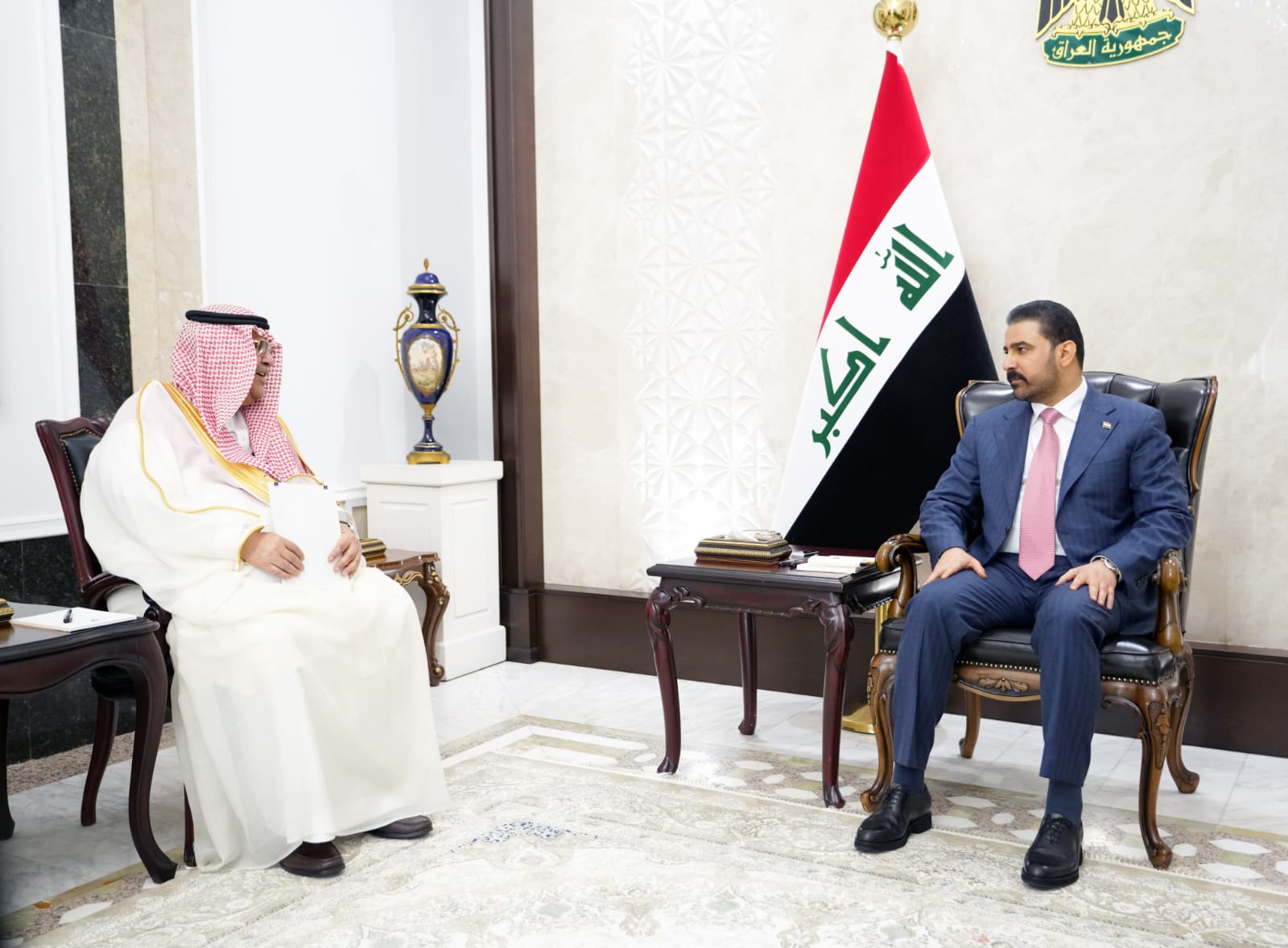 رئيس الوزراء يبحث مع رئيس الاستخبارات السعودية تعزيز التنسيق الأمني وتطورات المنطقة