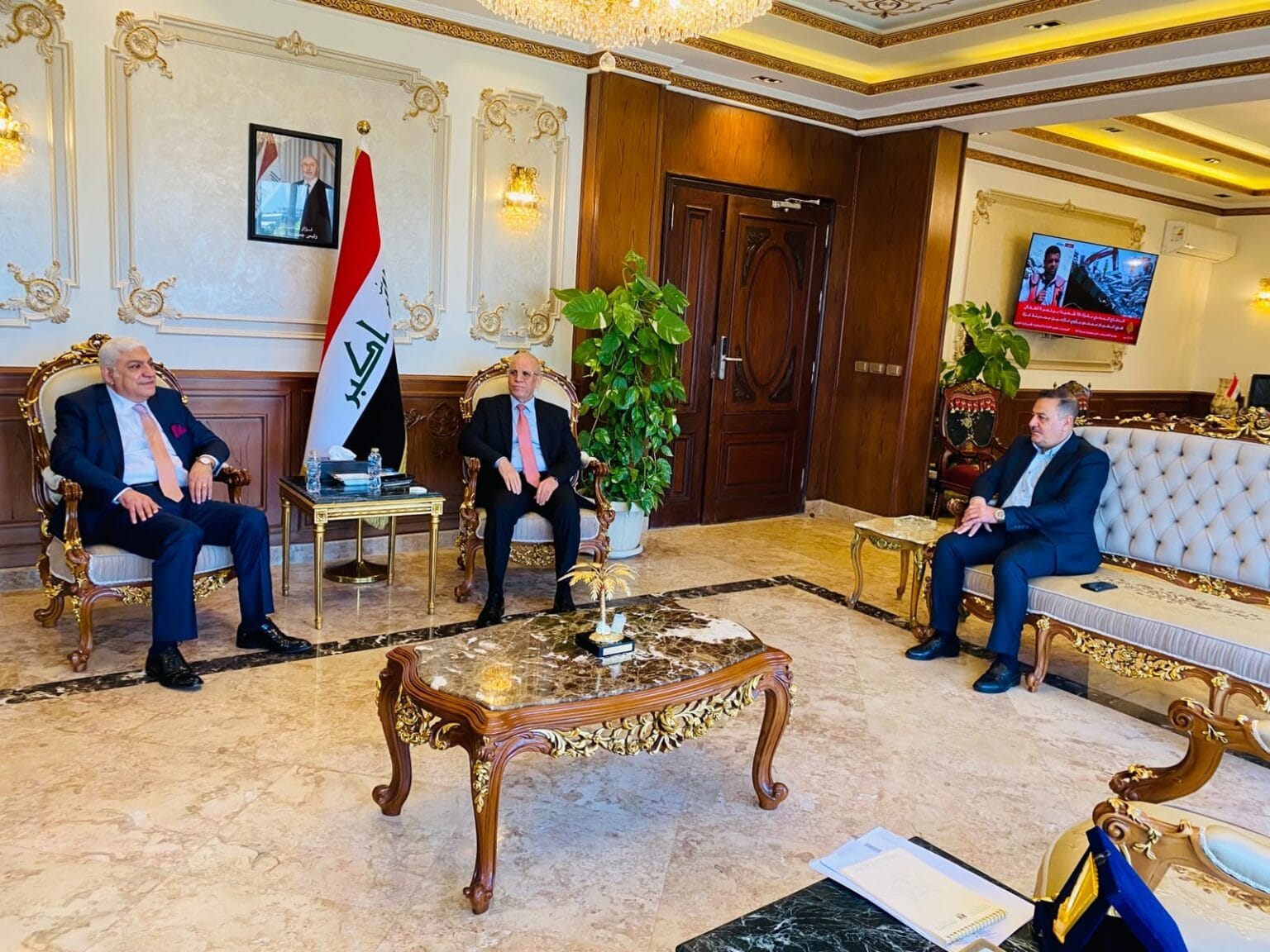 سفير العراق في القاهرة يبحث مع مسؤولي غرفتي تجارة الديوانية وديالى ورجال أعمال سبل تعزيز التعاون الاقتصادي مع مصر