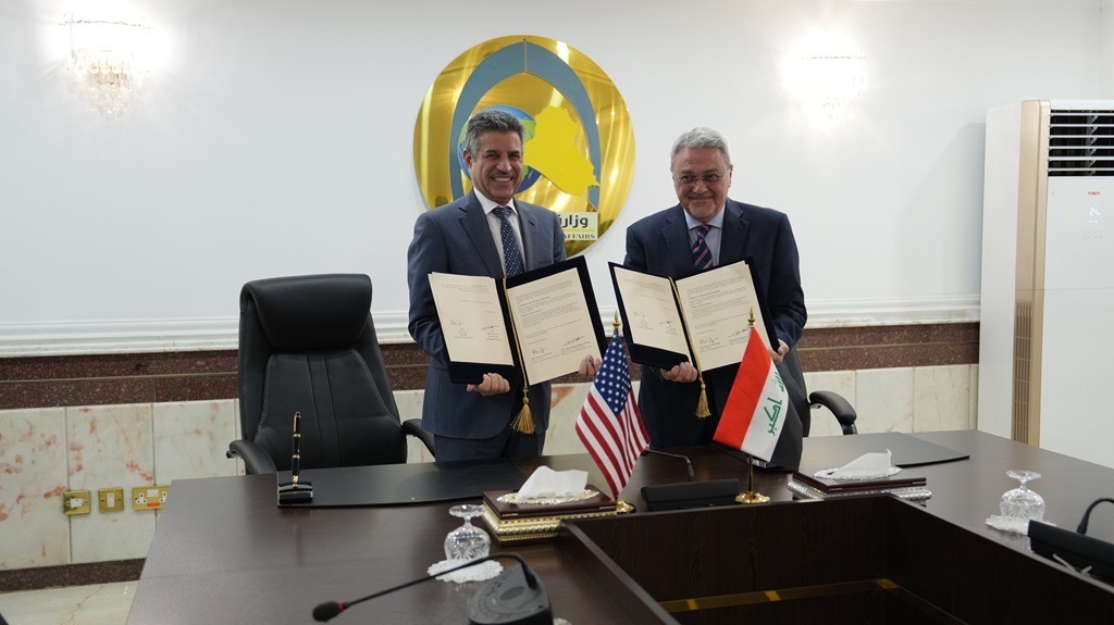 العراق والولايات المتحدة يوقعان اتفاق تسليم موقع الدعم الدبلوماسي في مطار بغداد تمهيداً لمرحلة جديدة من العلاقات